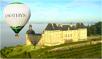 Montgolfiere sur le chateau de Hautefort