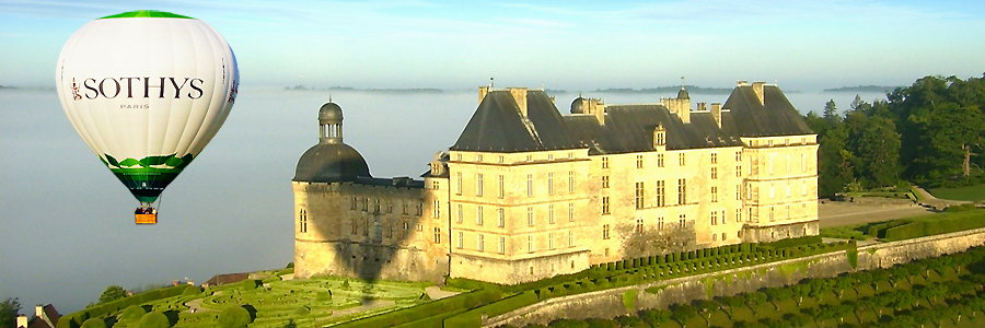 Décollage en montgolfière du château de Hautefort en Dordogne