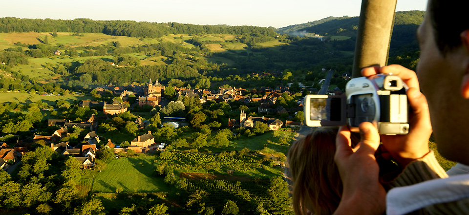 Vue de Collonges la rouge depuis la nacelle de la montgolfière