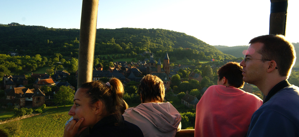 Vue de Collonges la rouge en corrèze depuis la nacelle de la montgolfière