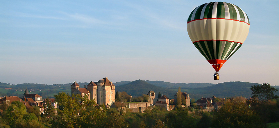 La montgolfière vol au dessus du village de Curemonte en Corrèze