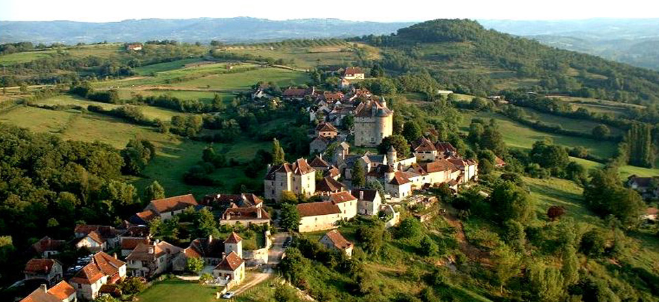 Vue de Curemonte en Corrèze en montgolfière