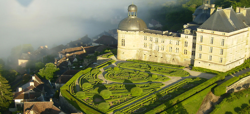 Vue sur les jardin à la Française du château de Hautefort depuis la nacelle de la montgolfière