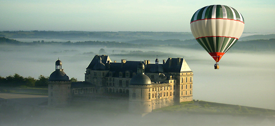 Vol en montgolfière au château de Hautefort, au dessus de la brume matinal