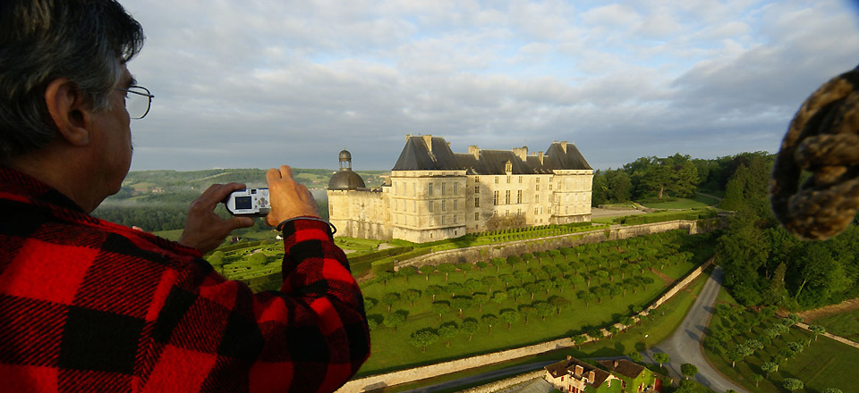 Château de Hautefort en Dordogne depuis la nacelle de la montgolfière