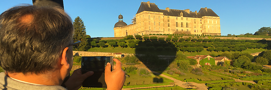 C'est parti pour un vol en montgolfière au dessus du château de Hautefort