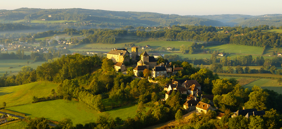Cavagnac et son château dans le Lot depuis la nacelle de la montgolfière