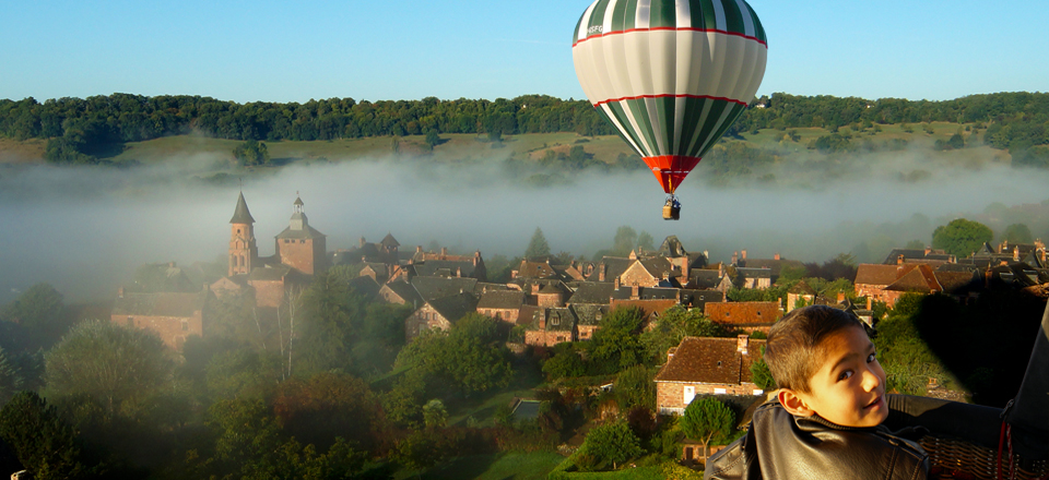 Montgolfière au dessus de Collonges la rouge en Corrèze