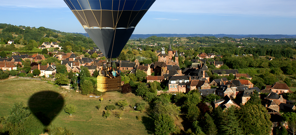 Montgolfière en vol au dessus du village de Collonges la rouge