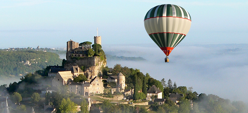 vol en montgolfière au dessus du village de Turenne en Corrèze