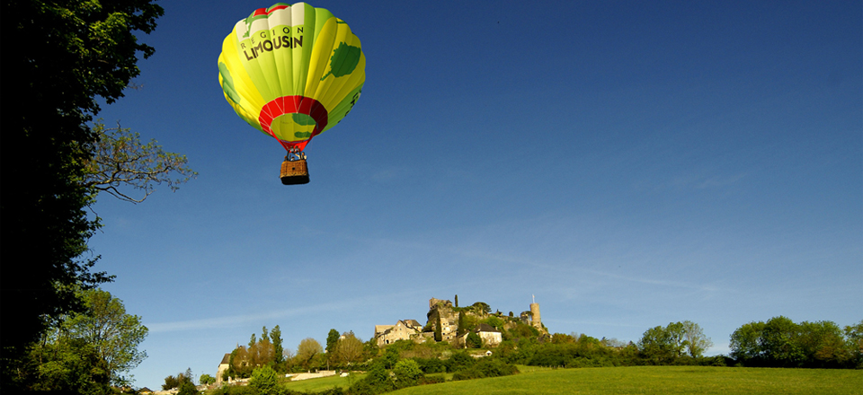 Vol en montgolfière en approche du village de Turenne en Corrèze