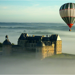 Montgolfière au dessus de la brume a Hautefort