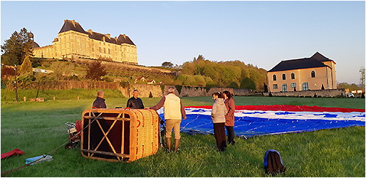 Mise en place de la montgolfière au pied du château de Hautefort en Dordogne