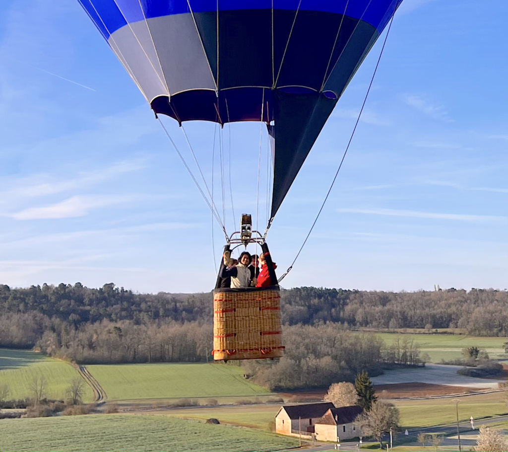 Pilote de montgolfiere qui salue le photographe