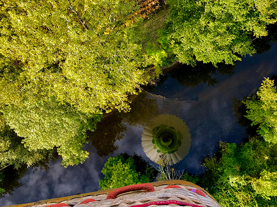 Reflet de montgolfière sur une rivière