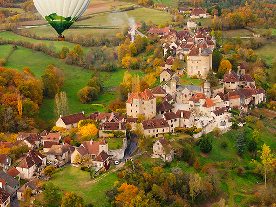 Survole de Curemonte en montgolfière à l'automne en Corrèze