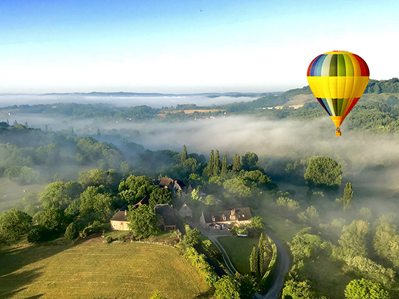 Montgolfiere en vol sur le bassin de Collonges la rouge