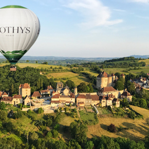 Survole du village de Curemonte en Corrèze avec une montgolfière