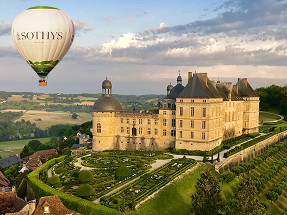 Survole du château de Hautefort en montgolfière en Dordogne