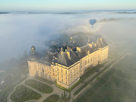 Château de Hautefort dans la brume sur un vol du matin en montgolfière
