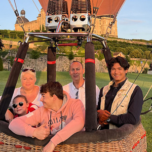 Décollage en montgolfière au départ de Hautefort en Dordogne.