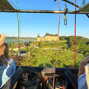 Décollage en montgolfière du château de Hautefort en Dordogne