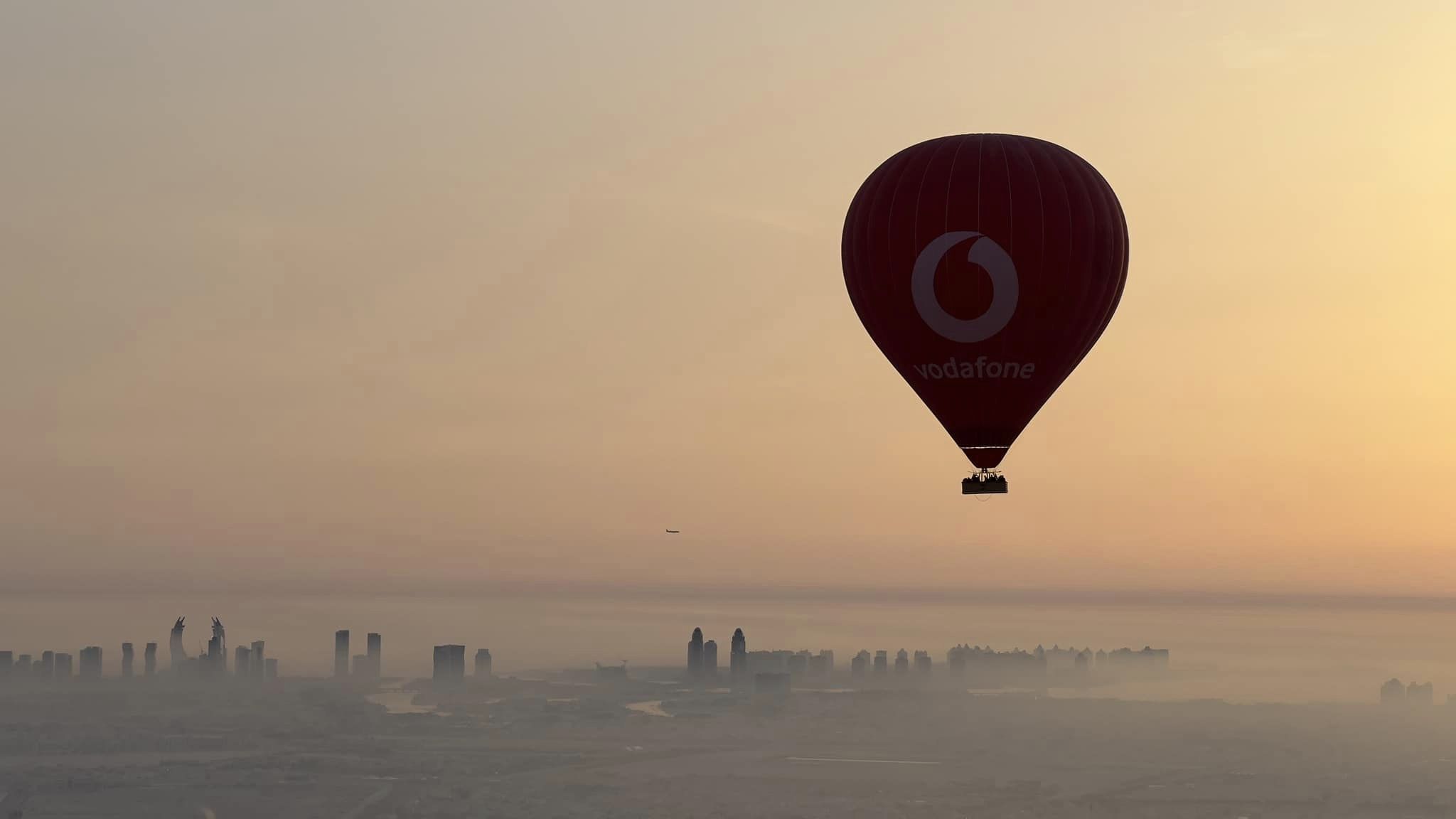 lever de soleil depuis une montgolfière au Qatar
