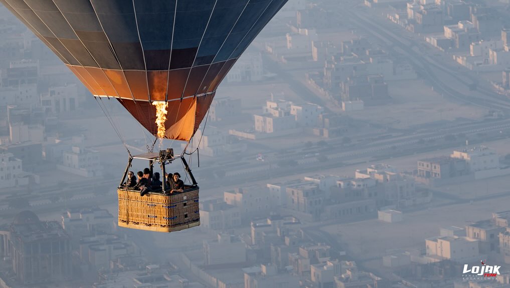 Mael, dans sa montgolfière au qatar